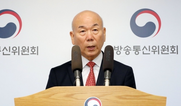이효성 방송통신위원장이 22일 정부과천청사 방송통신위원회 기자실에서 열린 언론 브리핑에서 사퇴 의사를 밝히고 있다