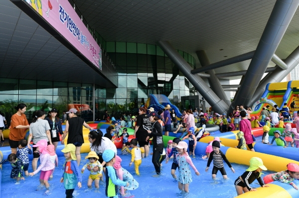 한국전기안전공사가 개최한 어린이 물놀이 축제 ‘썸머페스타’ 행사장 장면