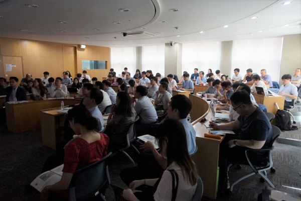 한국신약개발연구조합과 한양증권이 공동 주최한 ’바이오포럼/2019년도 제3회 연구개발중심 우량 제약·바이오기업 IR’ 행사에서 참석자들이 제약사의 IR을 경청하고 있다.