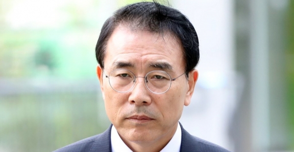 신한은행 신입사원 부정채용 의혹을 받는 조용병 신한금융지주 회장이 지난해 10월 10일 영장심사를 받기 위해 서울동부지법에 출석하고 있다.