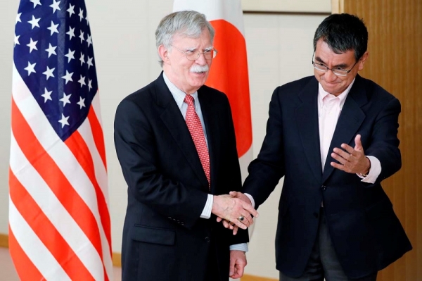회담에 앞서 인사하는 미국 존 볼턴 백악관 국가안보회의(NSC) 보좌관과 일본 고노 다로 외무상(2019.07.22)(자료:AP/Associated Press)