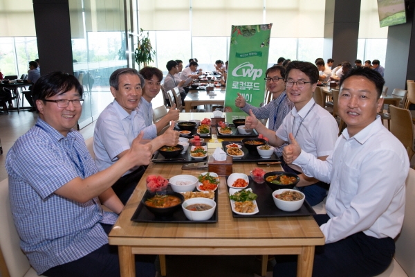 김병숙 한국서부발전 사장(왼쪽 가운데)이 직원들과 함께 지역 농수축산물로 만든 음식으로 식사를 하고 있다.