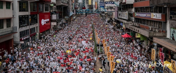지난 6월 중국의 ‘범죄인 인도법안(송환법)’에 반대하며 거리를 행진하는 수만 명의 홍콩시위대(2019.06.09)(자료:abcnews 화면 갈무리) ⓒ스트레이트뉴스