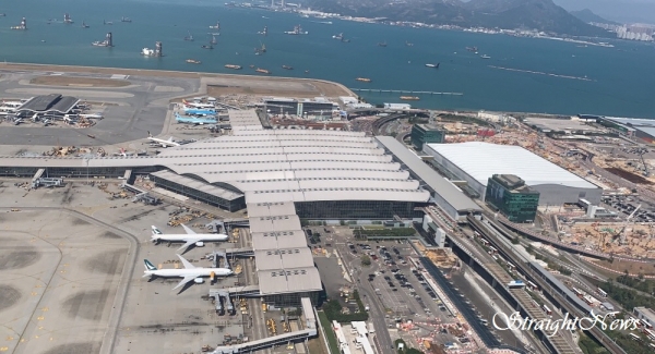 개항 95년 역사상 처음으로 폐쇄된 아시아의 허브 홍콩국제공항. 활주로가 이착륙하는 여객기 없이 텅 비어 있다.(2019.08.12)(자료:liveandletsfly) ⓒ스트레이트뉴스