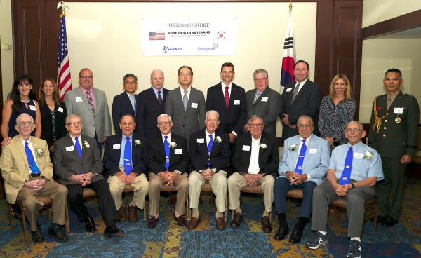 스타키스트 최용석 사장(윗줄 왼쪽에서 여섯번째)과 스타키스트 관계자, 참전용사(앞줄)들이 기념사진을 찍고 있다