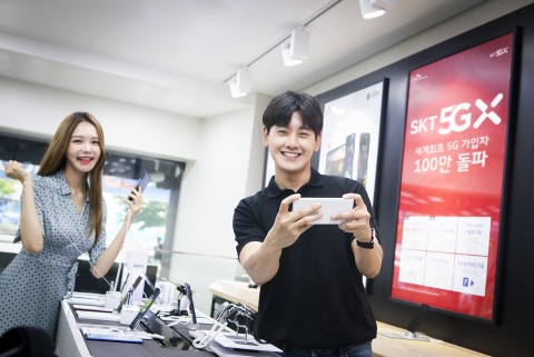 SK텔레콤 모델들이 서울 명동에 위치한 대리점에서 ‘갤럭시 노트10’으로 5G 서비스를 사용하고 있다.   /사진제공=SK텔레콤