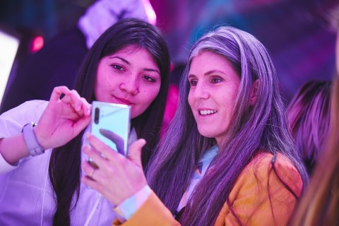 칠레 산티아고의 종합 예술 공연장에서 진행된 갤럭시 노트10 출시 행사에서 참석자들이 제품을 체험하고 있다.   /사진제공=삼성전자