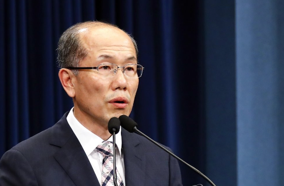 김유근 NSC사무처장은 22일 “정부는 한일 간 ‘군사비밀정보의 보호에 관한 협정’(GSOMIA)을 종료하기로 결정했다”며