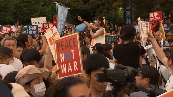 아베 신조(安倍晋三) 총리의 개헌에 반대하는 시민들이 도쿄 중심가에서 시위를 벌이고 있다(자료:월스트리트저널TV 화면 갈무리)(2015.07.16)
