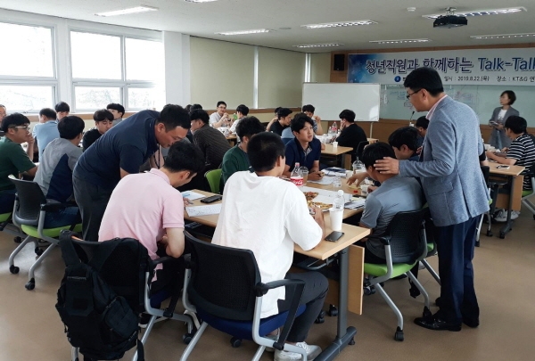 한국가스기술공사 기영서 경영지원본부장이 직원들과 현안사항에 대해 의견을 나누고 있다.