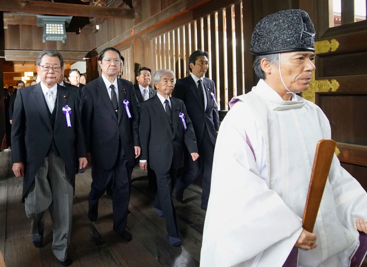 우익 성향의 일본 의원들이 광복절인 15일 일제 침략전쟁의 상징인 야스쿠니(靖國)신사를 집단 참배하고 있다.