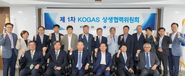 한국가스공사가 ‘제1차 KOGAS 상생협력위원회’를 열고 중소기업과의 R&D 혁신·공정거래 강화 등 기술 자립형 상생협력 모델 구현에 주력하기로 했다.(뒷줄 왼쪽 일곱 번째가 채희봉 한국가스공사 사장)