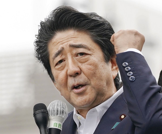 참의원 선거 유세에 나선 아베 신조 일본 총리가 지난 7일 도쿄 인근 후나바시 거리에서 연설하고 있다.