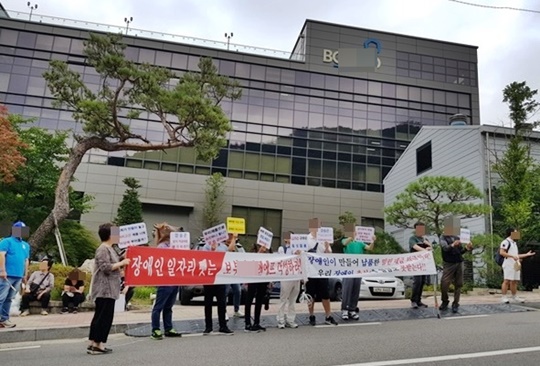 '소떡소떡'의 특허권 다툼과 관련, 납품협력업체 M사 직원들이 제조유통사인 B 본사에서 집회시위 중이다.