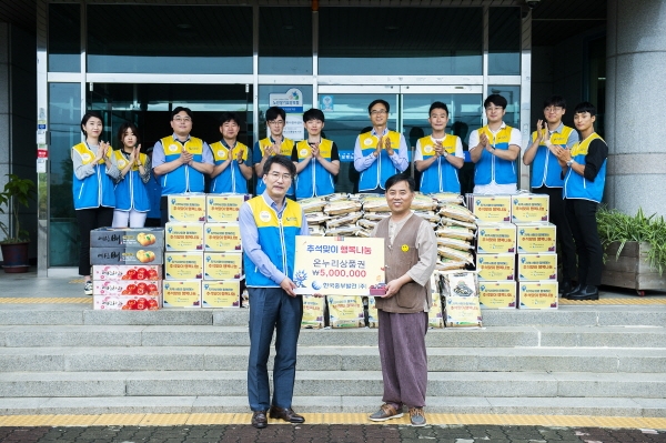한국중부발전 김신형 기획본부장(왼쪽)이 한가위를 맞아 보령노인종합복지관을 찾아 지역 소외계층을 위한 생필품 및 기부금을 전달하고 있다.