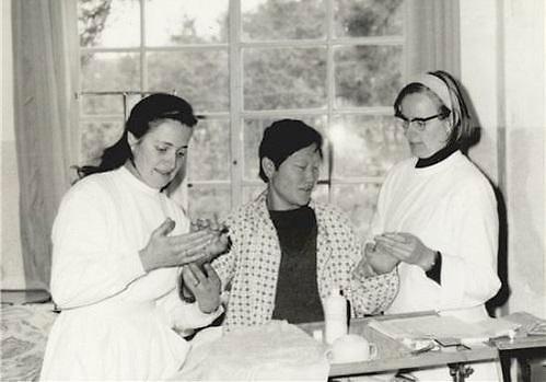 소록도에서 환자를 돌보는 마가렛 수녀(왼쪽)와 마리안느 수녀(오른쪽). 사단법인 마리안느와마가렛 제공