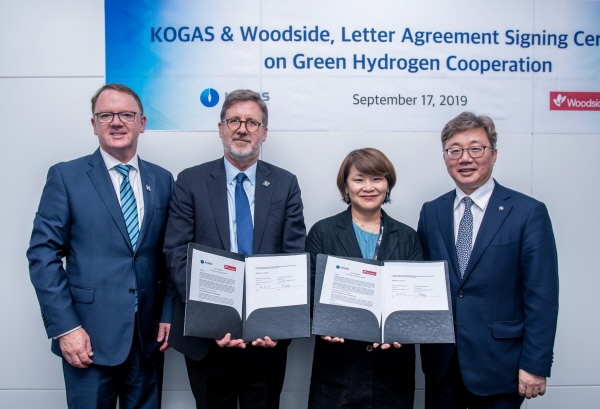 한국가스공사가 우드사이드와 수소분야 R&D을 위한 연구 협약을 체결하고 있다.(사진 오른쪽 채희봉 가스공사 사장, 오른쪽 두번째 최양미 가스공사 기술사업본부장)
