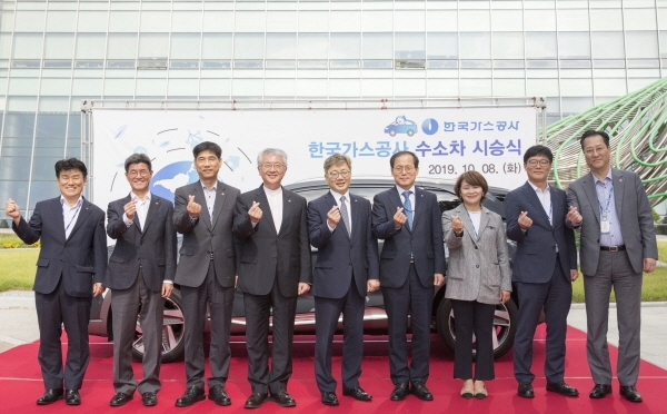 채희봉 한국가스공사 사장(사진 중앙)을 포함한 관계자들이 업무용 수소차 시승식을 갖고 있다.
