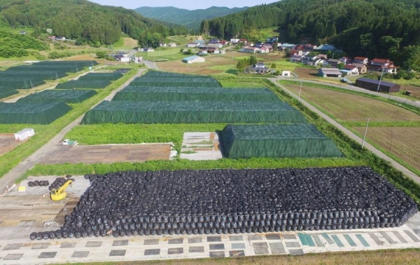 방사능 오염토가 야적된 후쿠시마의 한 마을. 야적장 바로 옆에서 야채가 재배되고 있다.(자료:fukuleaks.org/Asahi shinbun)