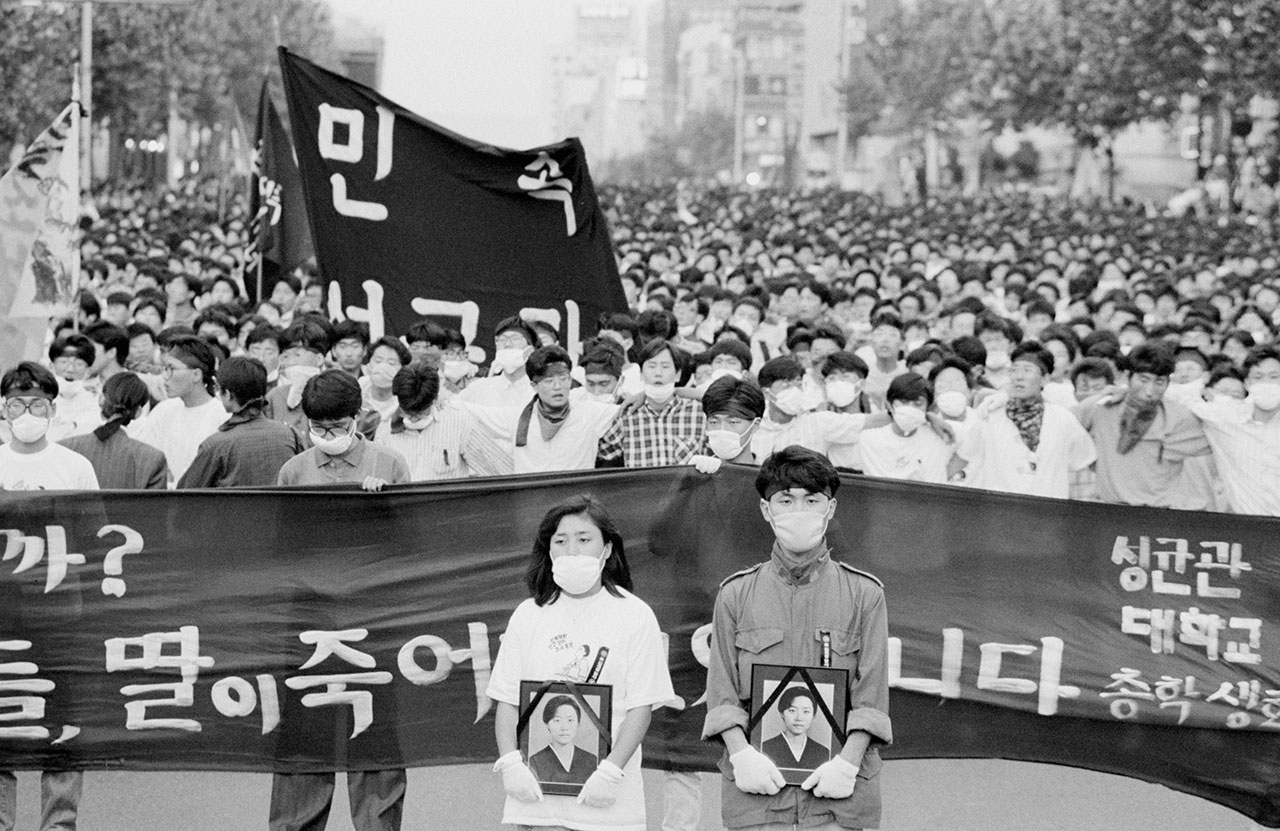 1991년 5월28일 김귀정씨의 영정을 든 학생들이 가두시위를 하고 있다. 성균관대학교 불문학과 88학번이었던 그는 거리 시위 도중 사망했다.