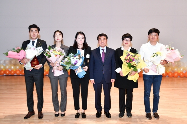 완주군 노인의 날 행사에서 한국전기안전공사를 포함한 수상자들이 기관단체 표창을 받고 있다.