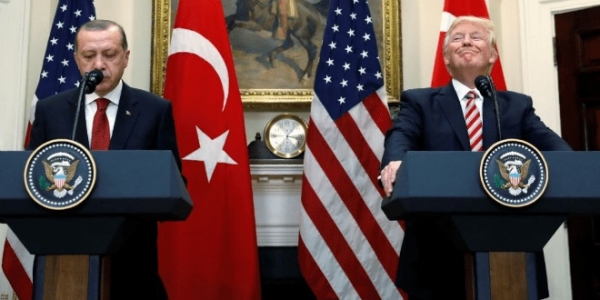 도널드 트럼프 미국 대통령과 레제프 타이이프 에르도안 터키 대통령이 터키의 러시아산 S400 미사일 방어시스텀 구입 및 미국산 F-35 전투기 판매와 관련 성명을 발표하고 있다.(2019.02.20)(자료:The National Interest 화면 갈무리)