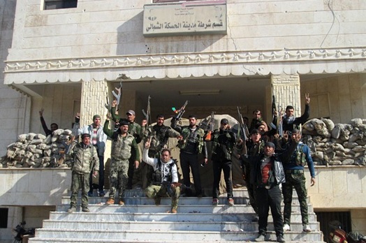 쿠르드족 인민수비대(YPG) 대원들이 시리아 정권의 하사카 경찰서를 점령한 후 환호하고 있다.(자료:The Rojava Report/Özgür Gündem)