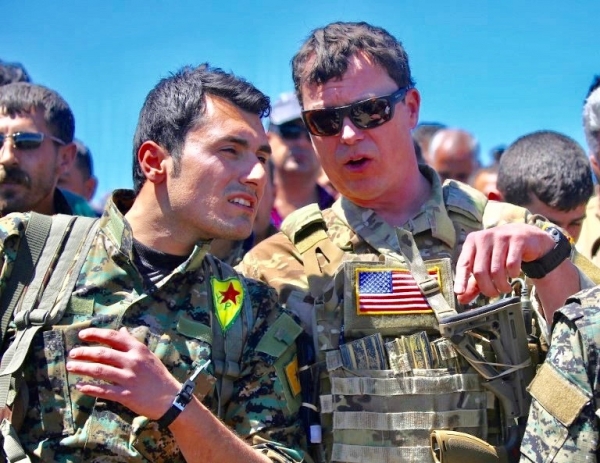 미군 장교와 쿠르드족 인민수비대(YPG) 대원이 터키군의 공습을 받은 쿠르드족 마을 데릭(Derik)에서 대화를 나누고 있다.(2017.08.05)(자료:AFP/Reuters)