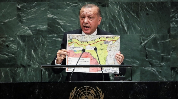 레제프 타이이프 에르도안(Recep Tayyip Erdogan) 터키 대통령이 뉴욕에서 열린 유엔총회에서 자신이 제안한 시리아 내 안전지대(safe zone in Syria)의 지도를 들어 보이고 있다.(2019.09.24)(자료:themedialine)