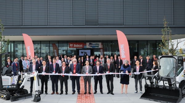 두산밥캣 체코 EMEA법인 신사옥 개소식에서 귀빈들이 신사옥 앞에서 리본커팅을 하고있다. 맨 앞줄부터 (왼쪽에서 6번째) 스캇성철박 두산밥캣 사장, (왼쪽에서 7번째) Gustavo Otero EMEA법인 지역장, (왼쪽에서 8번째) Karel Havlíček 체코 산업부 장관 (왼쪽에서 10번째) 박상현 두산밥캣 CFO(재무총괄담당)  /사진제공=두산그룹