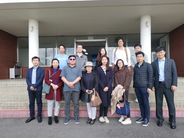 해양환경공단이 개최한 ‘제2차 YSLME 한·중 바다목장 기술교류 워크숍’에서 참석자들이 기념촬영을 하고 있다.