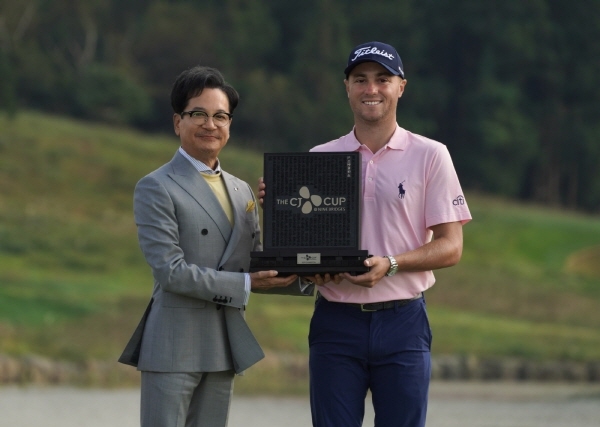 2019년 더CJ컵 우승자 저스틴 토마스 선수가 CJ그룹 이재현 회장과 기념촬영하고 있다. CJ그룹 제공