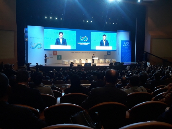 23일 코엑스에서 열린 재생에너지 분야 국제 컨퍼런스 ’제8회 세계재생에너지총회(KIREC Seoul 2019)‘ 개막식에서 성윤모 산업통상자원부 장관이 환영사를 하고 있다.