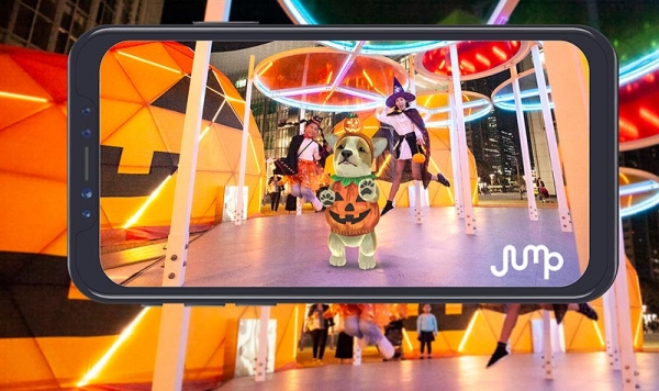 SK텔레콤 홍보 모델이 잠실역 부스트파크 롯데월드타워 앞 아레나 광장에 설치된 할로윈 이글루에서 할로윈 맞이 ‘AR 동물원’ 서비스를 이용하고 있는 모습.