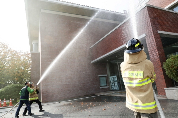 한국마사회 직원들이 화재진압 훈련을 실시하고 있다.