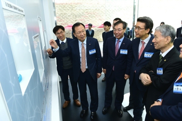 초전도 송전기술 상용화사업 준공식에서 김종갑 한전 사장(왼쪽에서 2번째)이 참석자들과 전력설비 투어를 하고 있다.