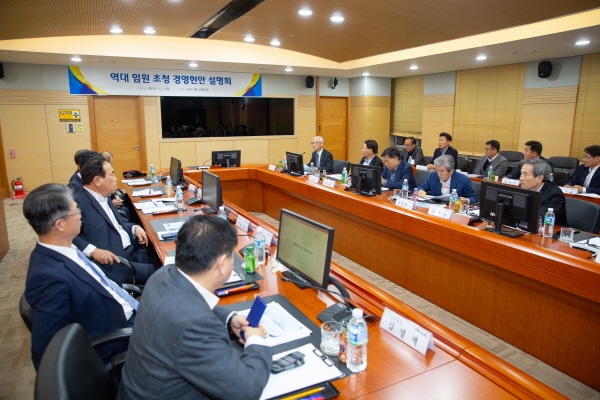 한국서부발전의 역대 임원진들이 경영현안에 대해 논의하고 있다.