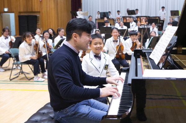 부산 기장군 철마초등학교에서 열린 '제12회 맥심 사랑의 향기'에서 피아니스트 박종화가 피아노 연주를 선보이고 있다.