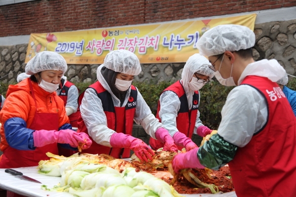 ‘사랑의 김장김치 나누기’ 봉사활동에 참여한 농심 임직원들이 김장김치를 담그고 있다.