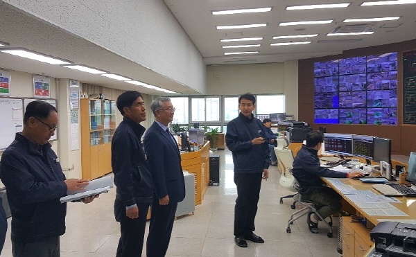 이상훈 상임감사(왼쪽 세 번째)가 광주전남지역본부 지역통제소에서 가스 공급현황을 점검하고 있다