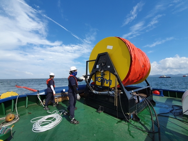 해양환경공단이 선박에 탐재된 방제장비를 점검하고 있다.