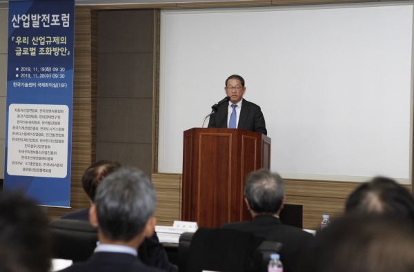 중견기업연합회 강호갑 회장이 19일 오전 한국기술센터 국제회의실에서 열린 ‘우리 산업규제의 글로벌 조화방안’을 주제로 한 산업 발전포럼에서 환영사를 하고 있다.