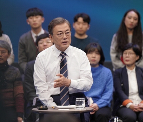 문재인 대통령이 19일 오후 서울 상암동 MBC에서 '국민이 묻는다, 2019 국민과의 대화'를 하고 있다.