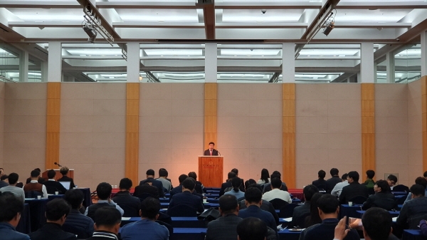 김형근 한국가스안전공사 사장이 청주 라마다플라자 호텔에서 열린 ‘가스배관 안전성 향상을 위한 해외 전문가 초청 국제 심포지엄’에서 인사말을 하고 있다.