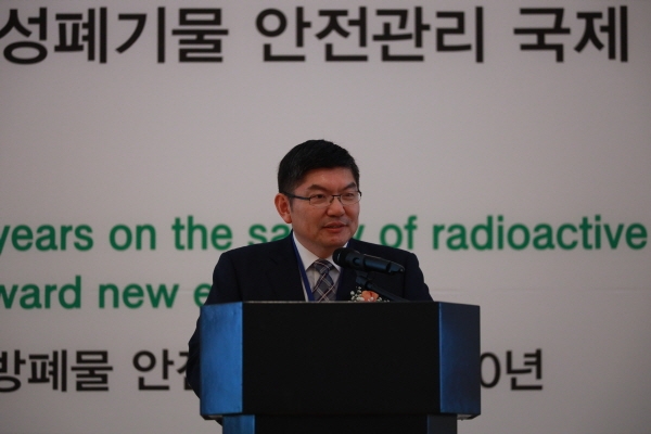 한국원자력환경공단 차성수 이사장이 제6차 방사성폐기물 안전관리 국제 심포지엄 환영사를 하고있다.