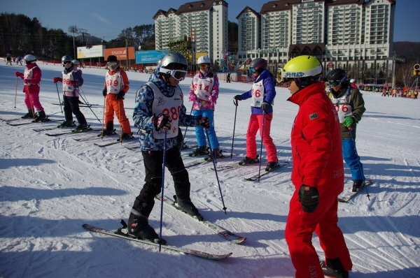 스키코리아 페스티벌(FUN SKI)에서 스키 강습을 진행하고 있는 장면.