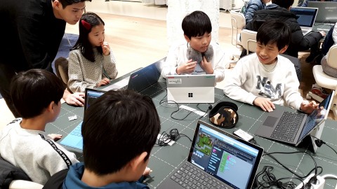 SK텔레콤이 서울 보신각점에서 초등생 대상 마인크래프트를 활용한 코딩 시범 교육을 하고 있다   /사진제공=SK텔레콤