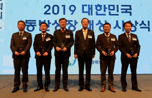 한국전력기술이 동반성장 문화확산 정부포상을 수상했다.(왼쪽 3번째 한국전력기술 엄호섭 경영관리본부장)