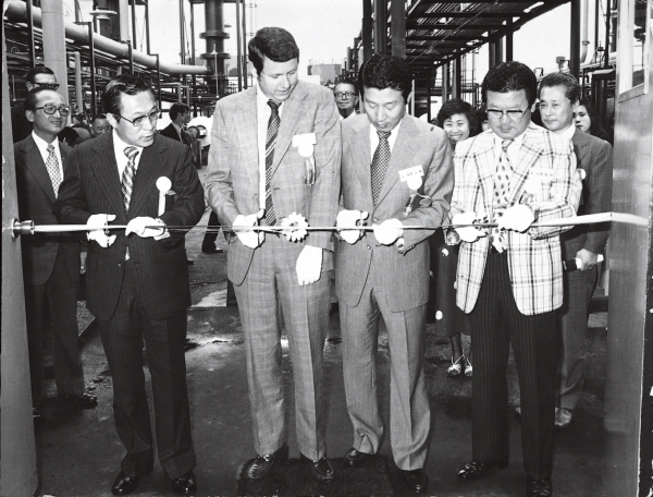 1978년 6월 구자경 명예회장(오른쪽)이 럭키콘티넨탈카본(현 LG화학에 합병) 부평공장 3차 확장공사 준공기념 테이프를 커팅하는 모습.