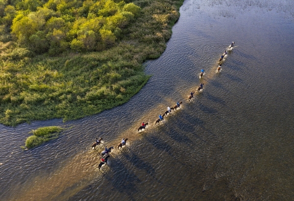 한국마사회 말사진 공모전에서 금상을 차지한 우태하씨의 작품 ‘남한강 가로지르기’. 강을 따라 승마 트래킹하는 사람들의 모습을 드론으로 촬영했다.